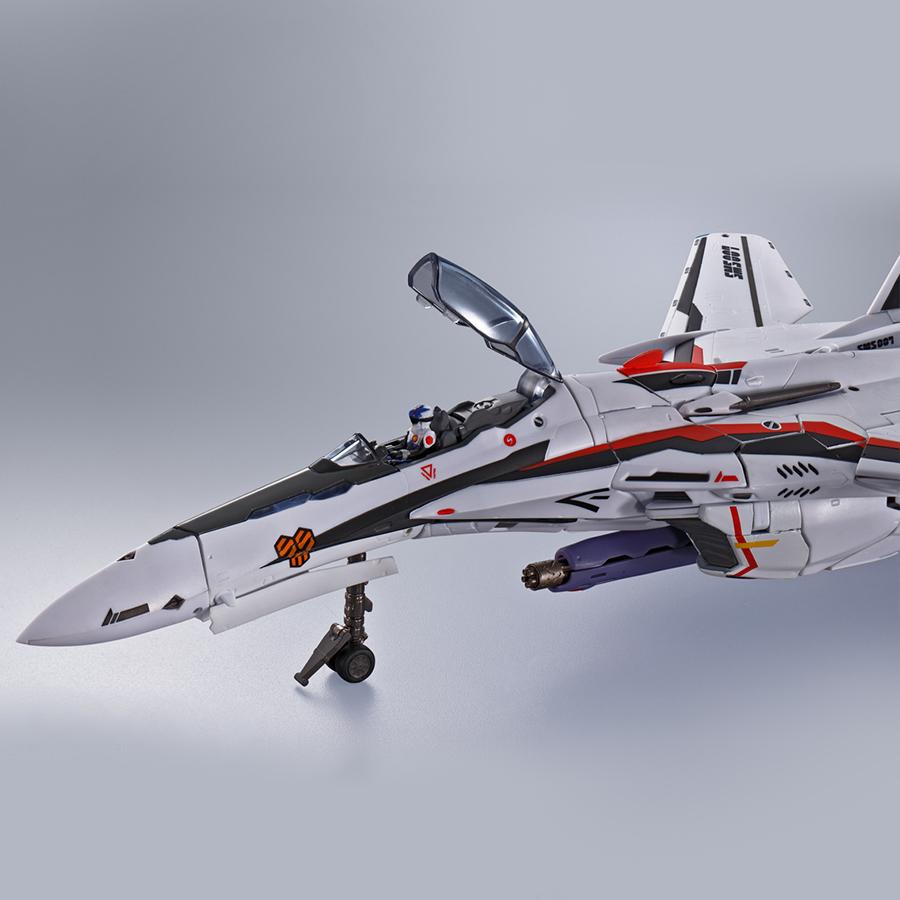 Macross Frontier VF-25F Super Messiah Valkyrie (Alto Saotome Custom) Revival Ver. DX Chogokin Action Figure